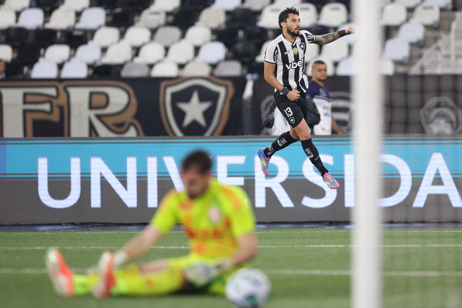 Botafogo goleia em casa e apaga 'cachimbo do saci' pelo Brasileirão | Vitor Silva/Botafogo