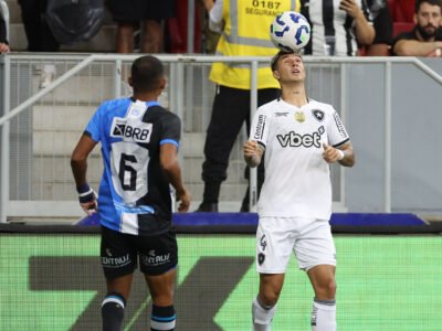 Mateo Pone exibe sua habilidade com a bola esperando o tempo passar | Botafogo Vítor Silva