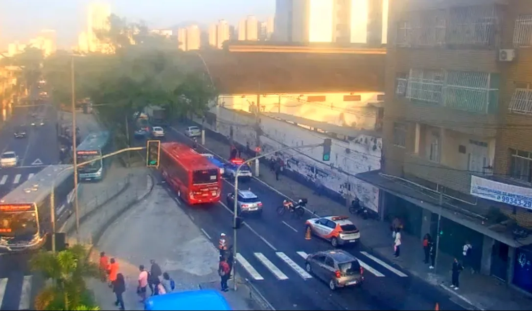 Acidente com carro, caminhão e moto trava trânsito no Fonseca, em Niterói