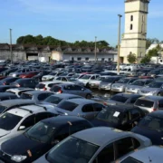 Pátio com dezenas de veículos apreendidos e estacionados lado a lado no Rio de Janeiro