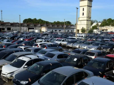 Pátio com dezenas de veículos apreendidos e estacionados lado a lado no Rio de Janeiro