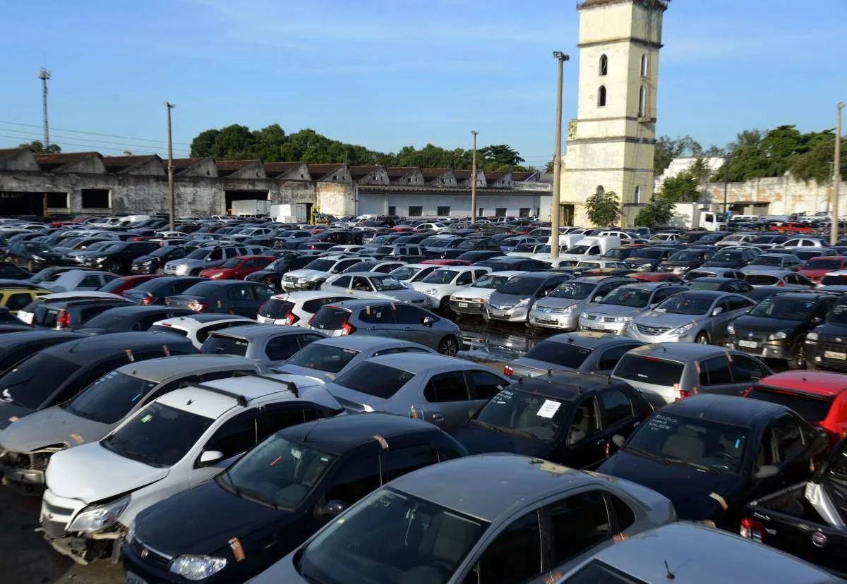 Pátio com dezenas de veículos apreendidos e estacionados lado a lado no Rio de Janeiro