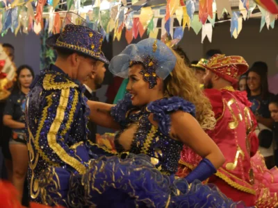 Quadrilha junina se apresenta em shopping com roupas típicas e decoração colorida