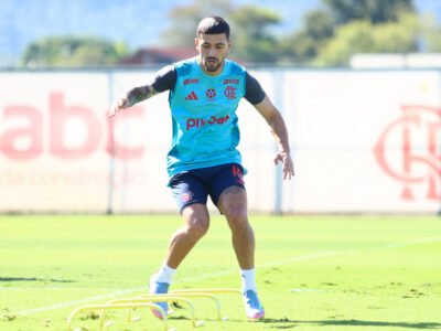 Imagem de Arrascaeta treinando pelo Rubro-Negro