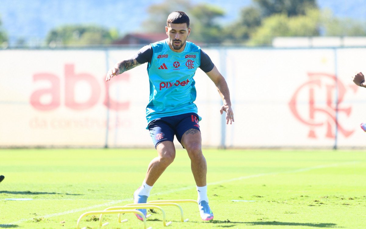 Imagem de Arrascaeta treinando pelo Rubro-Negro