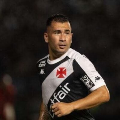 Jean David em ação com a camisa do Vasco durante jogo no Brasileirão