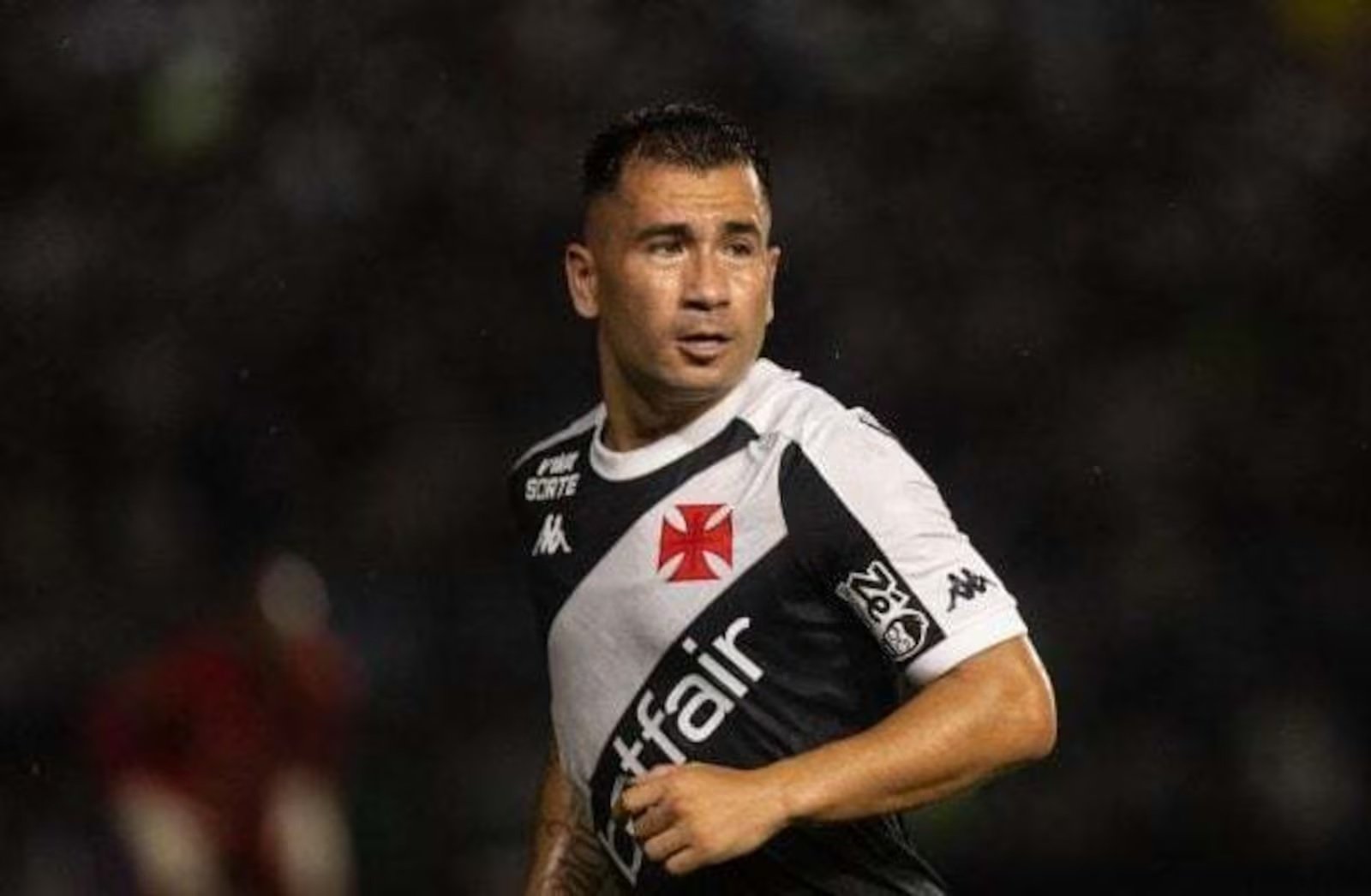 Jean David em ação com a camisa do Vasco durante jogo no Brasileirão