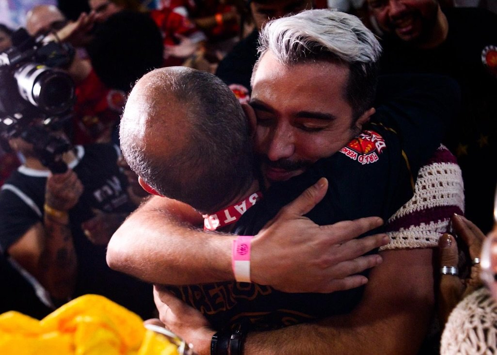 Carnavalesco Tarcísio Zanon abraçado ao Mestre Ciça, agora enredo da Viradouro para o Carnaval 2026 | @thaisbrumfotografa/Viradouro