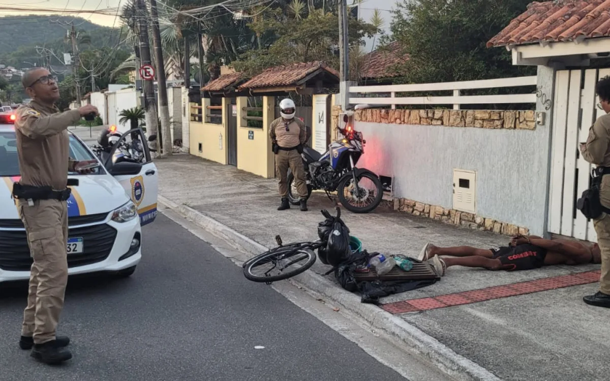 Homem preso em Niterói por pedalar com tampas de bueiro furtadas em Piratininga