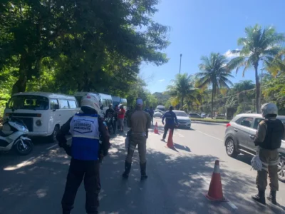 Agentes da Prefeitura de Niterói durante blitz de fiscalização de motos