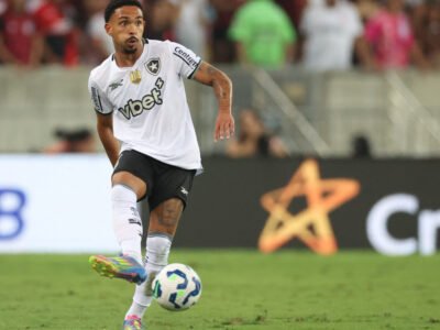 Vitinho durante entrevista após clássico no Maracanã