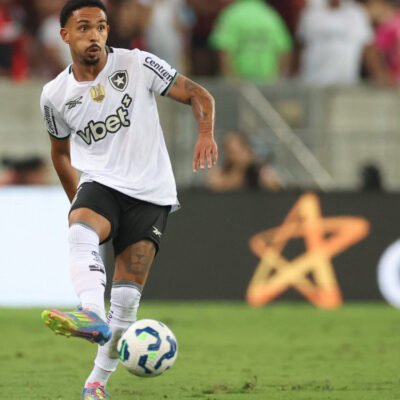 Vitinho durante entrevista após clássico no Maracanã