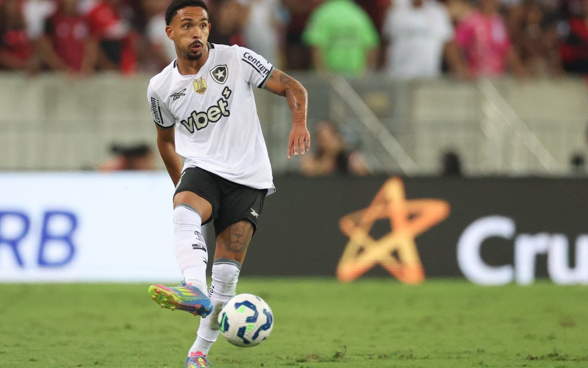 Vitinho durante entrevista após clássico no Maracanã