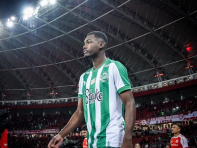 Abner em campo com a camisa do Juventude, durante partida do Brasileirão 2024