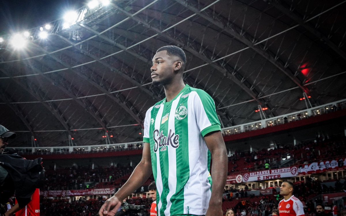 Abner em campo com a camisa do Juventude, durante partida do Brasileirão 2024