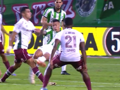 Marcos Paulo em disputa de bola durante partida do Fluminense