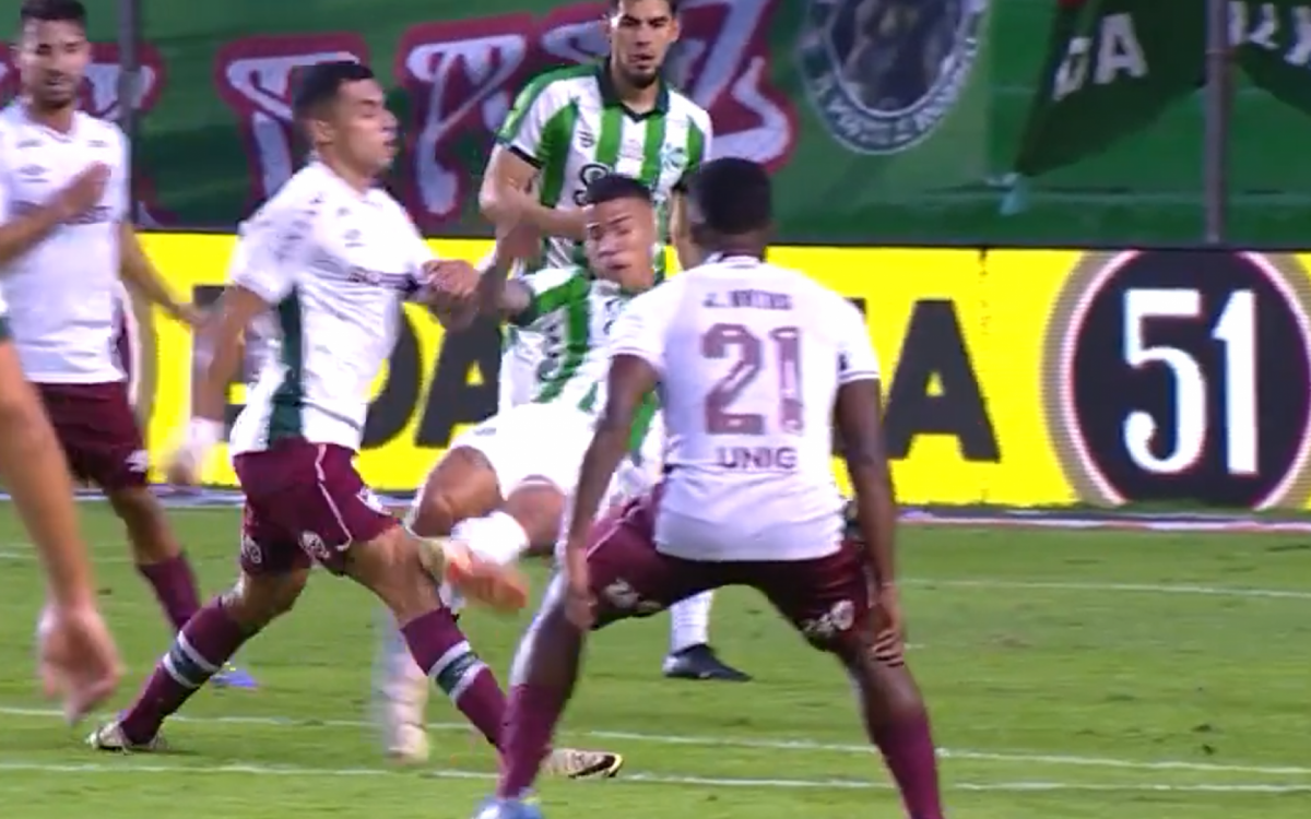 Marcos Paulo em disputa de bola durante partida do Fluminense