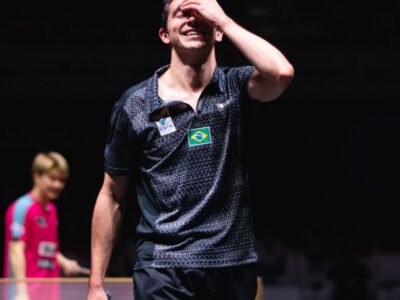Hugo Calderano comemorando vitória sobre chinês no Mundial de Tênis de Mesa 2025