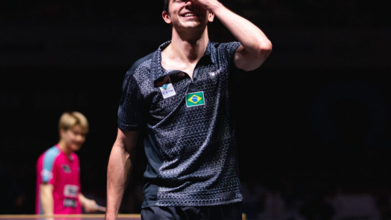 Hugo Calderano comemorando vitória sobre chinês no Mundial de Tênis de Mesa 2025
