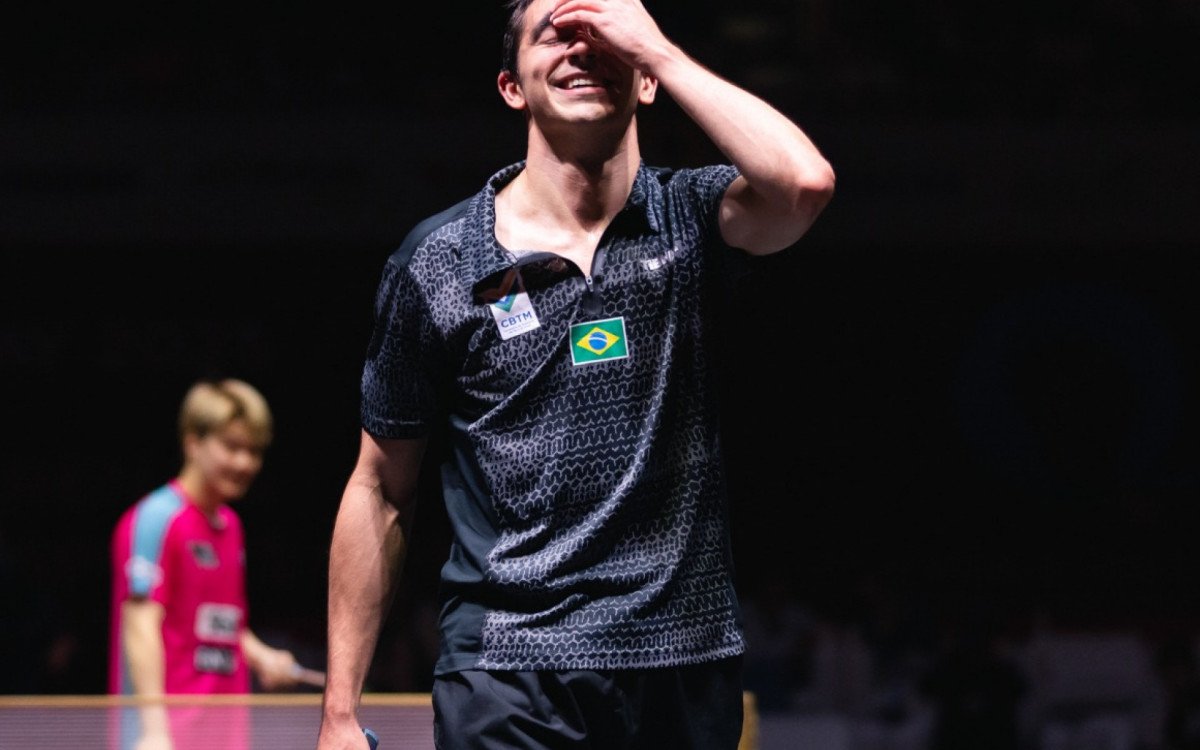 Hugo Calderano comemorando vitória sobre chinês no Mundial de Tênis de Mesa 2025