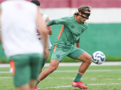 Imagem do atacante uruguaio Canobbio treinando com máscara protetora após fratura facial