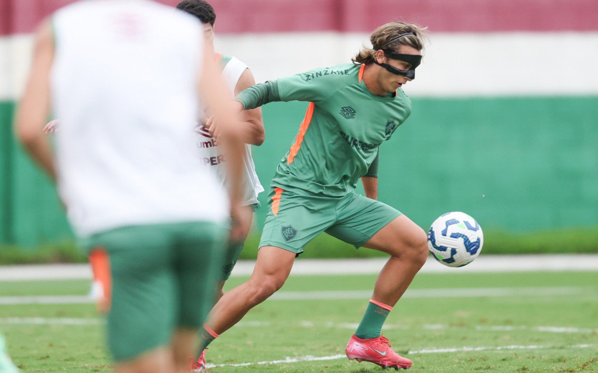 Imagem do atacante uruguaio Canobbio treinando com máscara protetora após fratura facial