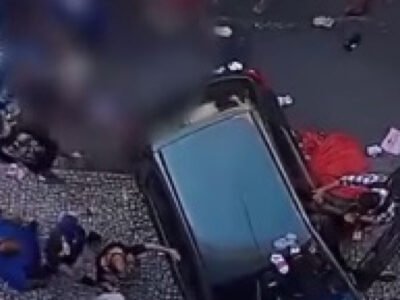 Veículo que invadiu a calçada na Rua Buenos Aires e feriu três pessoas na Saara