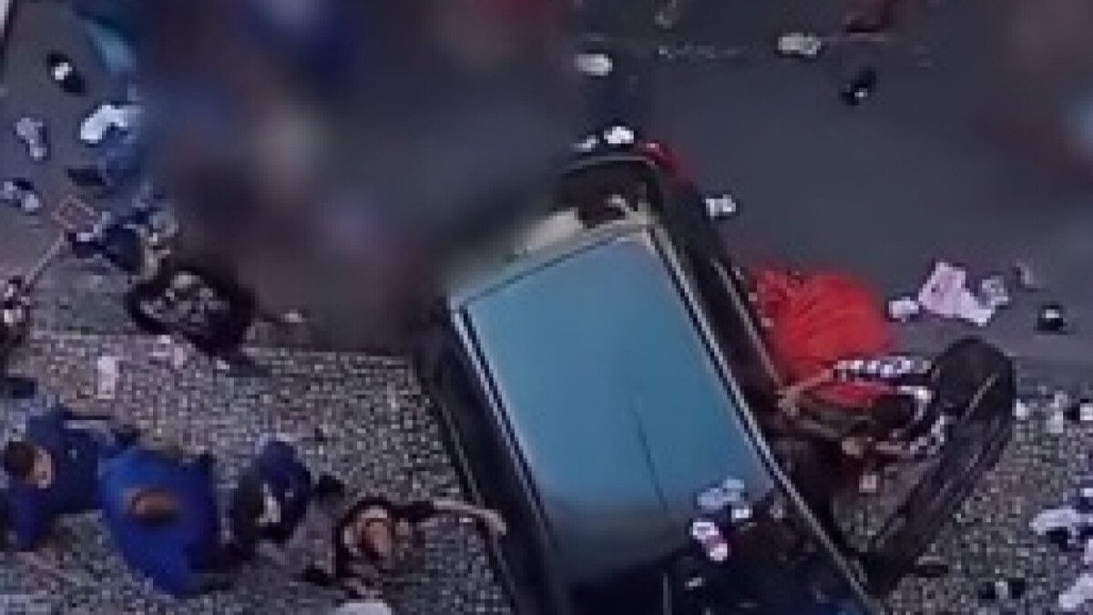 Veículo que invadiu a calçada na Rua Buenos Aires e feriu três pessoas na Saara