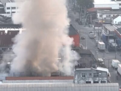 Imagem mostra fumaça densa saindo de galpão em chamas na Rua da Regeneração, em Bonsucesso