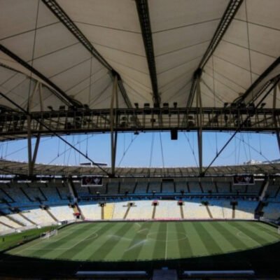 Torcedores de Flamengo e Botafogo separados nas arquibancadas do Maracanã