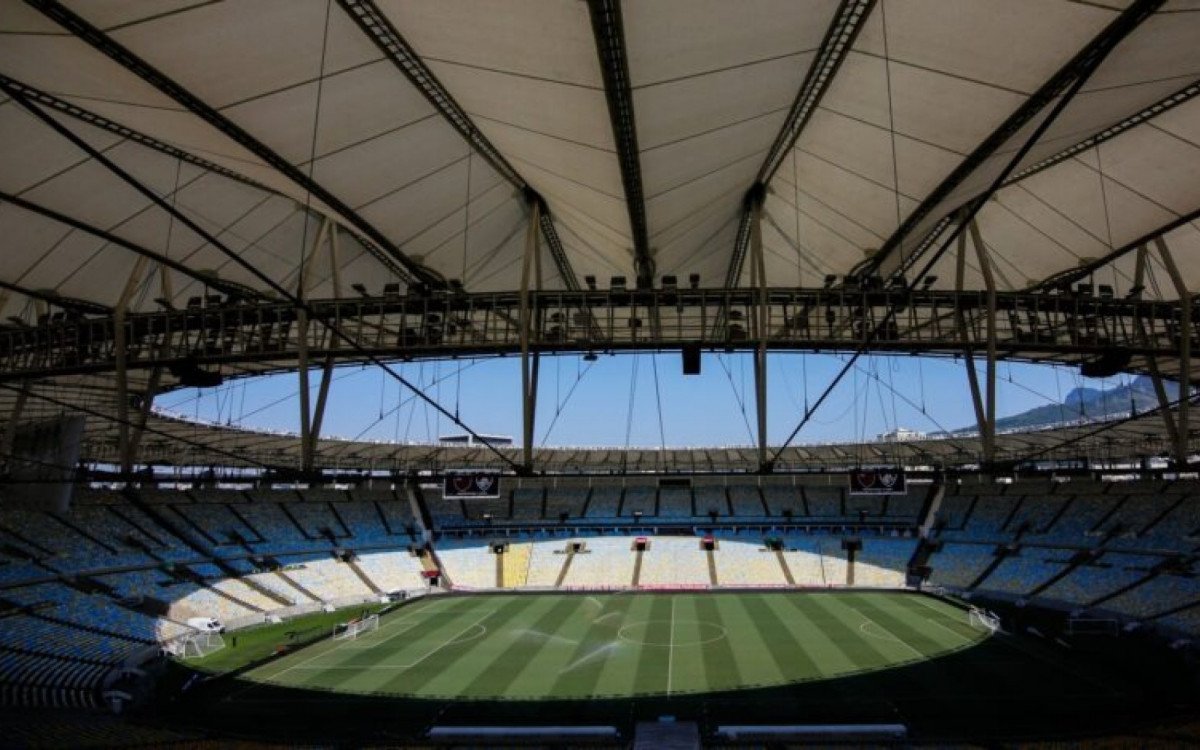Torcedores de Flamengo e Botafogo separados nas arquibancadas do Maracanã