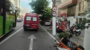 Acidente entre carro e moto deixa trânsito lento na Avenida Roberto Silveira, em Icaraí