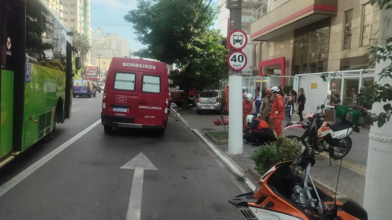 Acidente entre carro e moto deixa trânsito lento na Avenida Roberto Silveira, em Icaraí