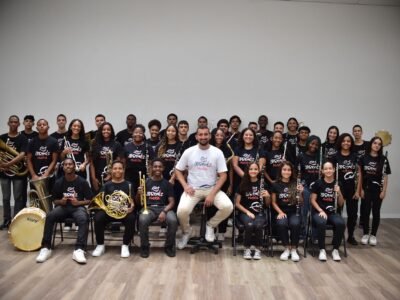Jovens músicos da Orquestra de Sopros e Coro Juvenil interpretam clássicos de Rita Lee no Theatro Municipal de Niterói