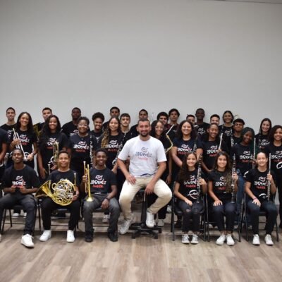 Jovens músicos da Orquestra de Sopros e Coro Juvenil interpretam clássicos de Rita Lee no Theatro Municipal de Niterói