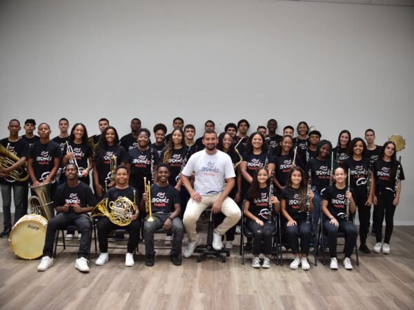 Jovens músicos da Orquestra de Sopros e Coro Juvenil interpretam clássicos de Rita Lee no Theatro Municipal de Niterói