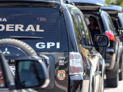 Viaturas da Polícia Federal estacionadas em frente à sede da corporação