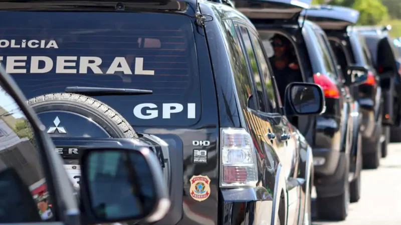 Viaturas da Polícia Federal estacionadas em frente à sede da corporação