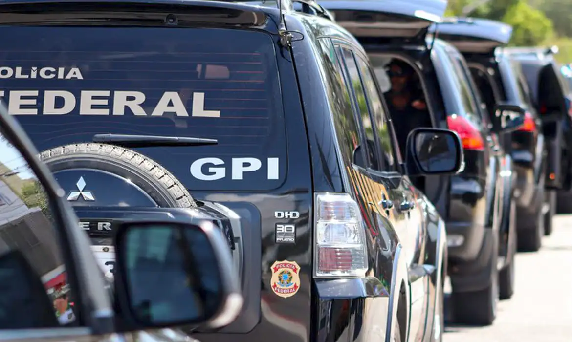 Viaturas da Polícia Federal estacionadas em frente à sede da corporação