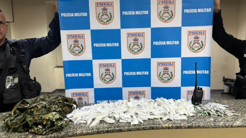 Suspeito detido durante operação policial no Cantagalo, em Niterói