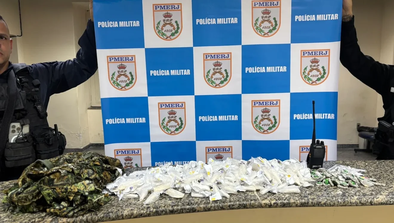 Suspeito detido durante operação policial no Cantagalo, em Niterói