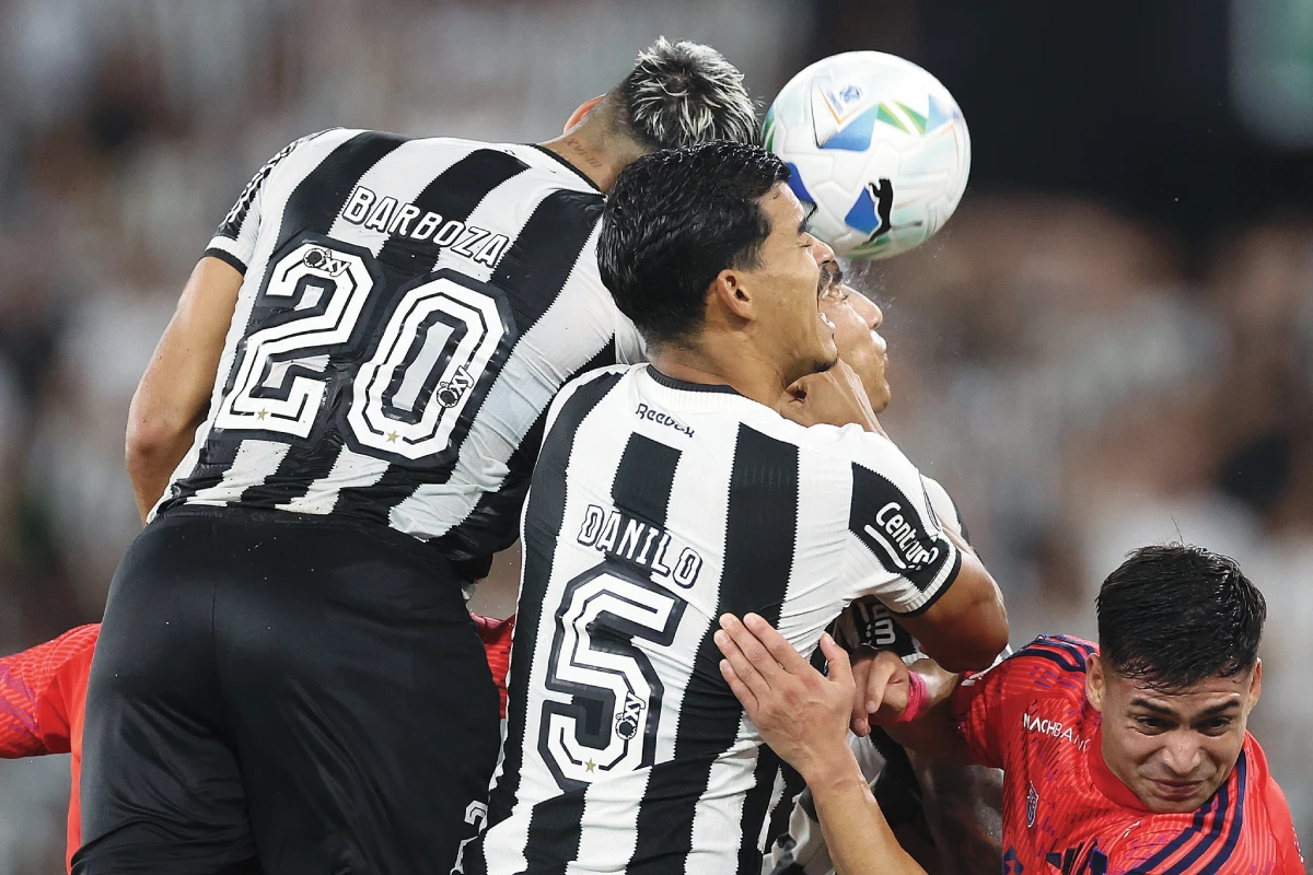 Botafogo vence a La U com um a menos e avança na Libertadores com solidez defensiva de Barboza e Danilo