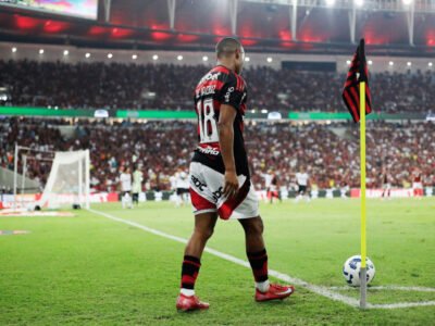Nico De La Cruz sentado no banco de reservas do Flamengo durante jogo no Maracanã