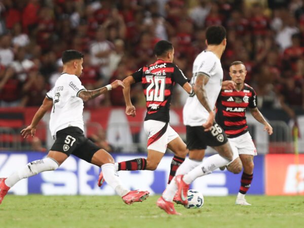 Disputa intensa entre Flamengo e Botafogo marca clássico sem gols no Maracanã