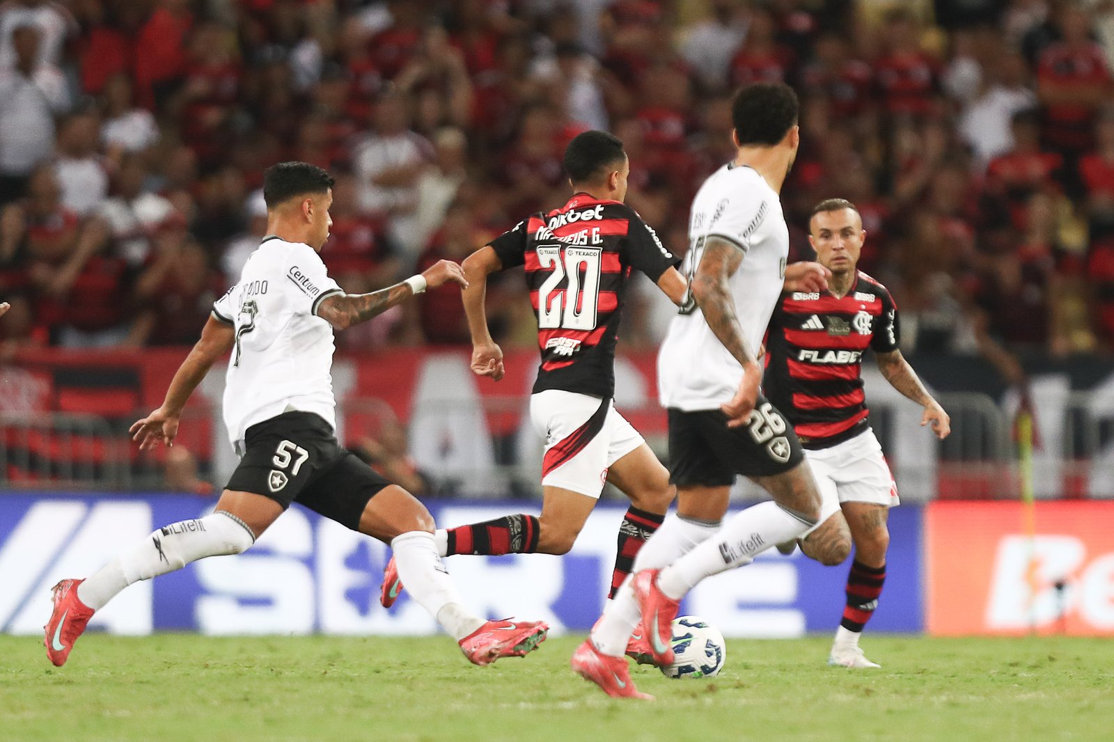 Disputa intensa entre Flamengo e Botafogo marca clássico sem gols no Maracanã