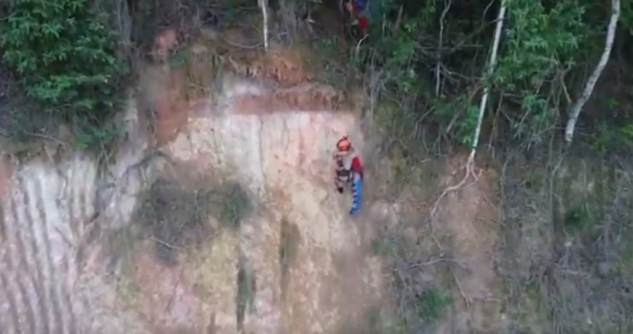 Vídeo (logo abaixo) registra socorro à passageira e motociclista de APP em área de mata fechado: eles despencaram numa ribanceira entre Niterói e São Gonçalo | Reprodução