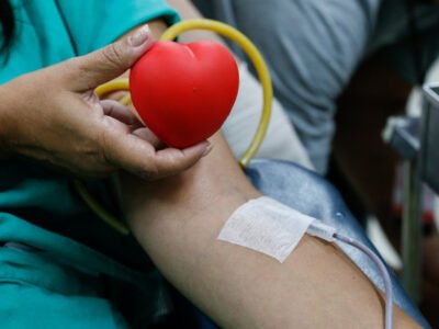 Imagem do auditório do Hospital Albert Schweitzer em Realengo, local da campanha de doação de sangue, com voluntários em ação