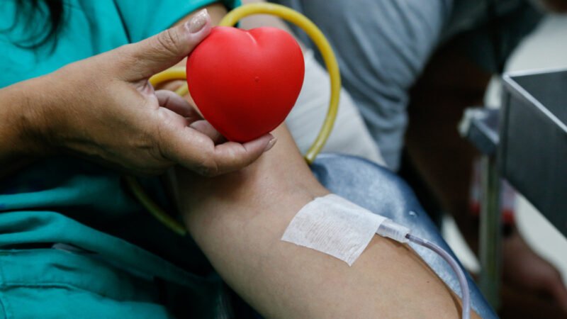 Imagem do auditório do Hospital Albert Schweitzer em Realengo, local da campanha de doação de sangue, com voluntários em ação