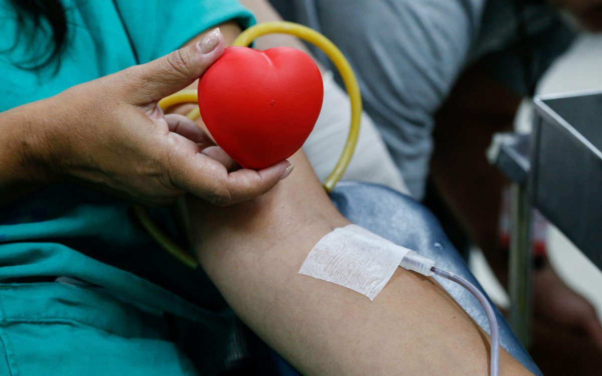 Imagem do auditório do Hospital Albert Schweitzer em Realengo, local da campanha de doação de sangue, com voluntários em ação