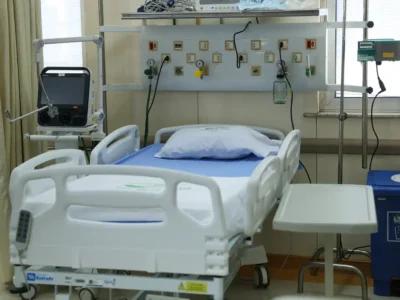 Paciente hospitalizado em cama, representando internações por doenças inflamatórias intestinais.